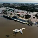 Drone mostra um avião de carga, no inundado Aeroporto Internacional Salgado Filho, em Porto Alegre, Rio Grande do Sul - 7/5/2024 | Foto: Wesley Santos/Reuters