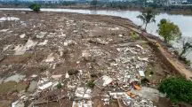 Cruzeiro do Sul, no Rio Grande do Sul, ficou devastado depois das enchentes; pessoas ficaram em abrigos