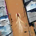 Drone mostra equipes de resgate dirigindo um barco, numa rua inundada em Porto Alegre, no Rio Grande do Sul | Diego Vara/Reuters