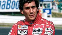 Depois do acidente, imagens mostram que Ayrton Senna fazia um leve movimento com a cabeça; entretanto, Alessandro Misley, médico que o socorreu, afirma que foi um movimento involuntário | Foto: Reprodução/Twitter/X