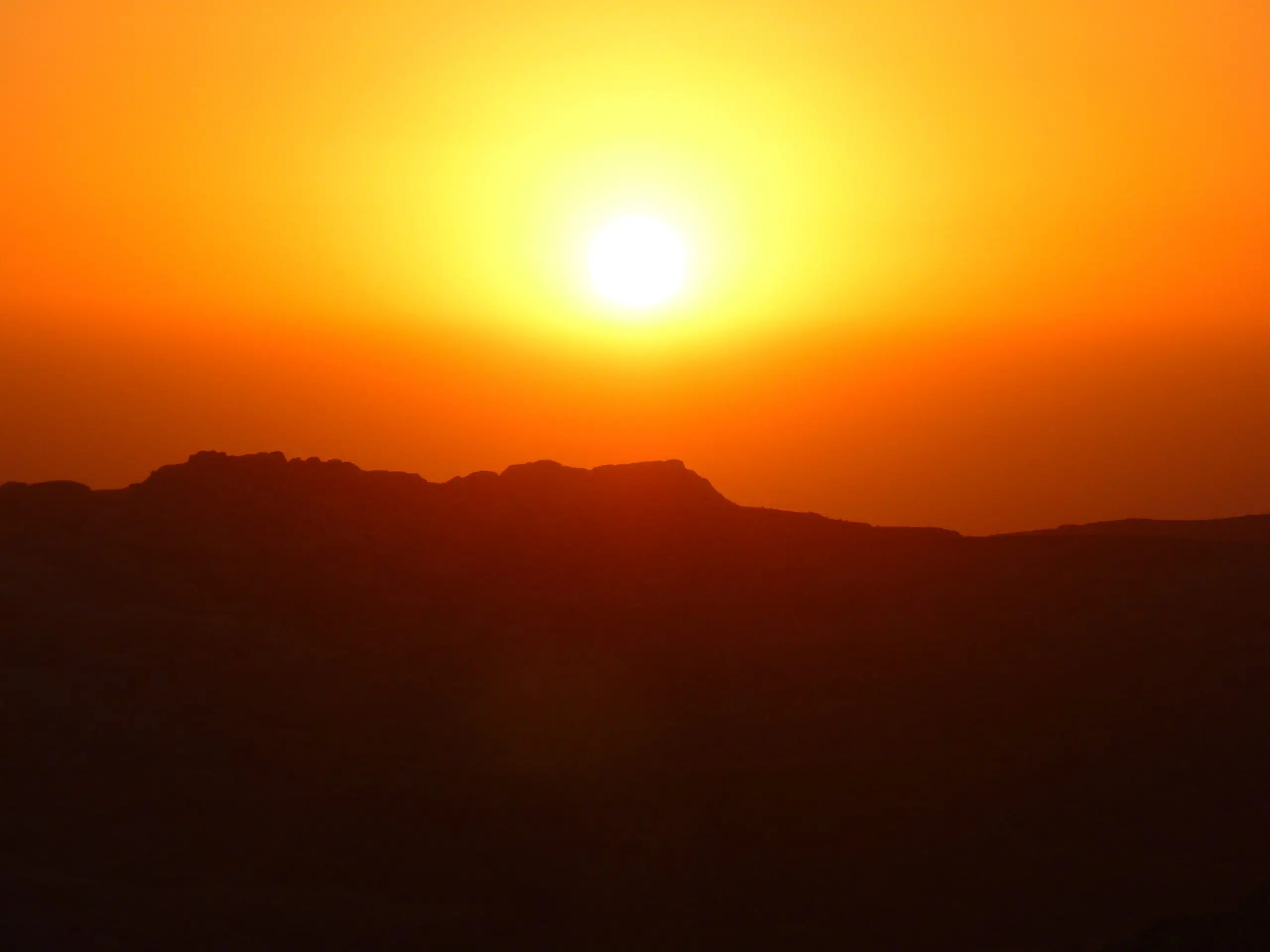 Nascer do Sol no horizonte