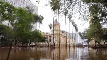 Na Praça da Alfândega, a água do Lago Guaíba segue alta e o Museu de Artes do Rio Grande do Sul, segue alagado