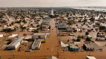 Em barcos, voluntários buscam pessoas isoladas no bairro inundado de Mathias Velho, em Canoas, Rio Grande do Sul - 5/5/2024 | Foto: Amanda Perobelli/Reuters