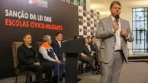 Tarcisio Gomes de Freitas sanciona projeto das escolas cívico-militares