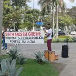 Os manifestantes estenderam faixas e distribuíram panfletos | Foto: Rachel Díaz/Revista Oeste