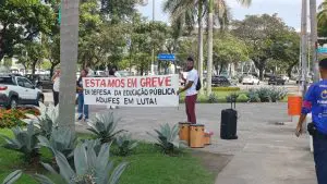 Os manifestantes estenderam faixas e distribuíram panfletos | Foto: Rachel Díaz/Revista Oeste