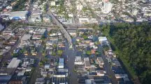Imagem mostra viaduto em meio ao alagamento em Porto Alegre