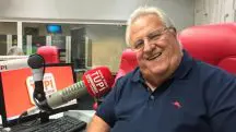 Imagem mostra o jornalista Apolinho em uma mesa de som de rádio