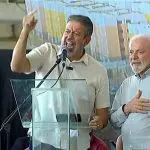 Arthur Lira ao lado do presidente Lula, enquanto reage às vaias