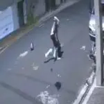 Vídeo de câmera de segurança mostra bandido sendo atacado depois de tentativa de assalto