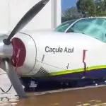 Avião da Azul está em meio da inundação no Aeroporto Salgado Filho | Foto: Reprodução/Aeroin
