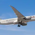 Avião da Qatar Airways voando no céu