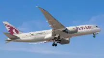 Avião da Qatar Airways voando no céu