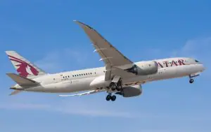 Avião da Qatar Airways voando no céu