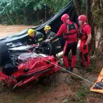 Bombeiros resgatam corpo de homem morto durante as chuvas em SC