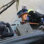 mergulhadores da corsan em estação de tratamento de água no rio grande do sul