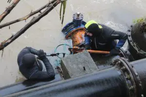 mergulhadores da corsan em estação de tratamento de água no rio grande do sul