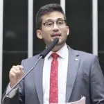 Deputado Kim Kataguiri (União Brasil-SP) também quer aumentar isenção para compras on-line no valor de até US$ 100 | Foto: Zeca Ribeiro/Câmara dos Deputados