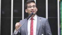 Deputado Kim Kataguiri (União Brasil-SP) também quer aumentar isenção para compras on-line no valor de até US$ 100 | Foto: Zeca Ribeiro/Câmara dos Deputados