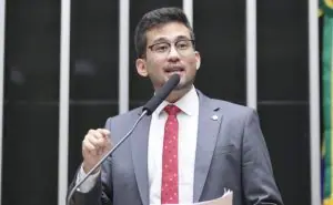 Deputado Kim Kataguiri (União Brasil-SP) também quer aumentar isenção para compras on-line no valor de até US$ 100 | Foto: Zeca Ribeiro/Câmara dos Deputados