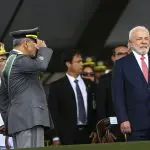 Os comandantes das Forças Armadas e o presidente Lula durante cerimônia comemorativa do Dia do Exército, no Quartel-General do Exército, em Brasília, em 2023 | Foto: Marcelo Camargo/Agência Brasil