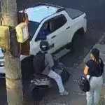 Câmeras de videomonitoramento capturaram o momento em que o empresário impede o assalto | Foto: Reprodução/Redes sociais