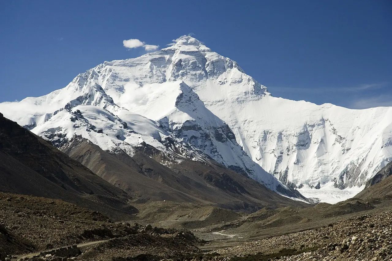 O Monte Everest, localizado entre o Nepal e o Tibete | Foto: Lutz/Pixabay