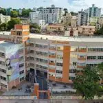 Foto mostra fachada da faculdade Newton Paiva, em Belo Horizonte
