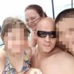 Foto publicada nas redes sociais mostra o adolescente ao lado da família | Foto: Reprodução/Redes sociais