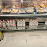 Garrafas de água em estabelecimento da Grande Porto Alegre, Rio Grande do Sul | Foto: Divulgação/MP-RS