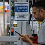Foto mostra portão de metrô fechado. Nele, há um cartaz escrito "Estação fechada"