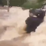 Voluntário e servidores enfrentam ondas no Guaína, no Rio Grande do Sul