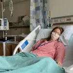 Mulher processa laboratório por sofrer danos depois de participar de ensaio clínico da contra o covid | Foto: Reprodução/Twitter/X