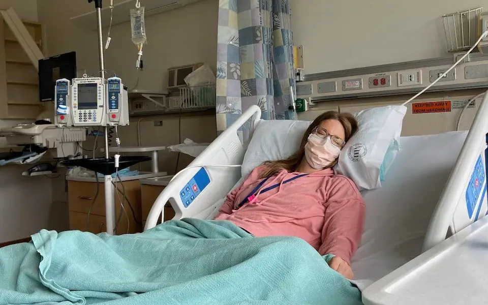 Mulher processa laboratório por sofrer danos depois de participar de ensaio clínico da contra o covid | Foto: Reprodução/Twitter/X