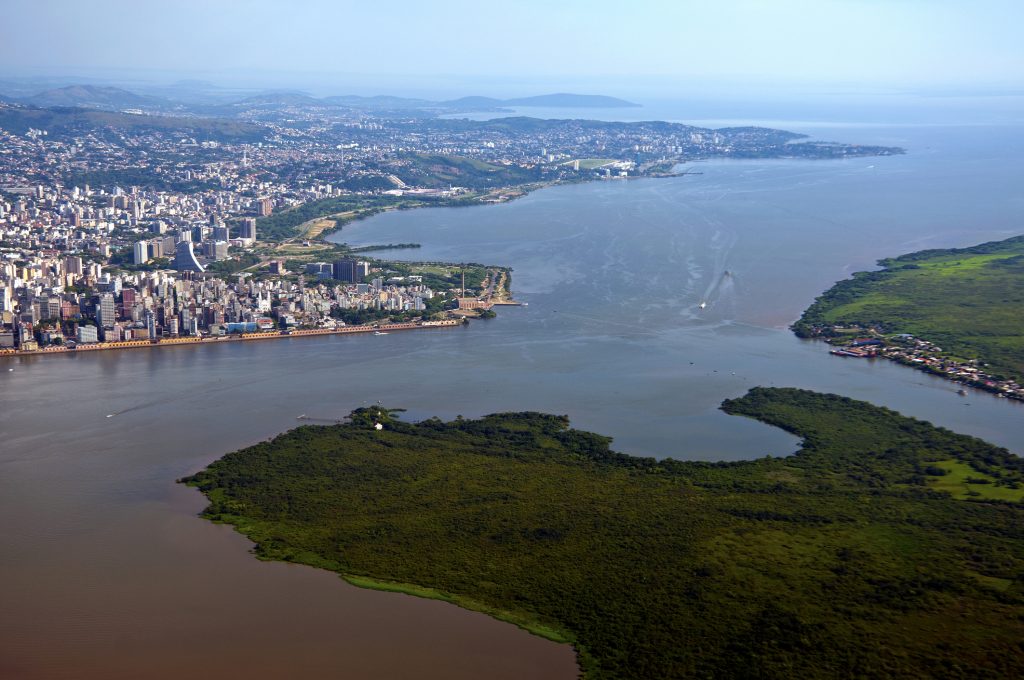 O rio Guaíba banha algumas cidades da região metropolitana de Porto Alegre | Foto: Reprodução/Redes sociais