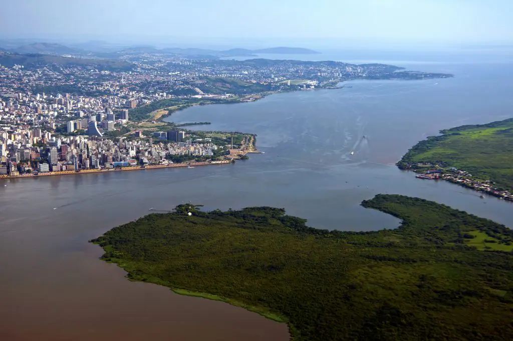 O rio Guaíba banha algumas cidades da região metropolitana de Porto Alegre | Foto: Reprodução/Redes sociais