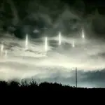 Imagem mostra Pilares de luz, resultado de luzes utilizadas por navios no mar para capturar peixes