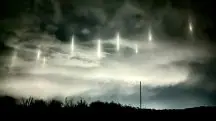 Imagem mostra Pilares de luz, resultado de luzes utilizadas por navios no mar para capturar peixes