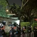 Foto mostra policiais formando barreira durante manifestação anti-Israel