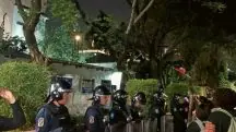 Foto mostra policiais formando barreira durante manifestação anti-Israel