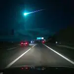 Vídeo compartilhado por internauta mostra o momento em que o meteoro, descrito como 'grande bola de fogo azul', cruza o céu | Foto: Reprodução/Twitter/X