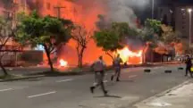 vândalos incendeiam ônibus em porto alegre