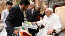 Ricardo Nunes entrega presentes para o papa Francisco