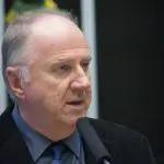 Imagem mostra o presidente da Confederação Nacional dos Municípios (CMN), Paulo Ziulkoski de perfil, durante discurso
