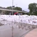 Imagem das barricadas no Rio Guaíba para conter o avanço da água | Foto: Reprodução/TV Globo