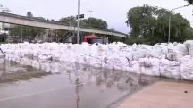 Imagem das barricadas no Rio Guaíba para conter o avanço da água | Foto: Reprodução/TV Globo
