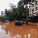 As águas do Guaíba tomam conta do Centro na cidade de Porto Alegre no sábado — 4/5/2024 | Foto: Maxi Franzoi/Estadão Conteúdo