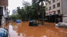 As águas do Guaíba tomam conta do Centro na cidade de Porto Alegre no sábado — 4/5/2024 | Foto: Maxi Franzoi/Estadão Conteúdo