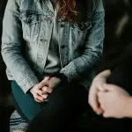 Mulher recebendo atendimento psicológico | Foto: Priscilla Du Preez/Unsplash