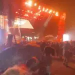 Imagem mostra pessoas em frente a palco durante campanha no México